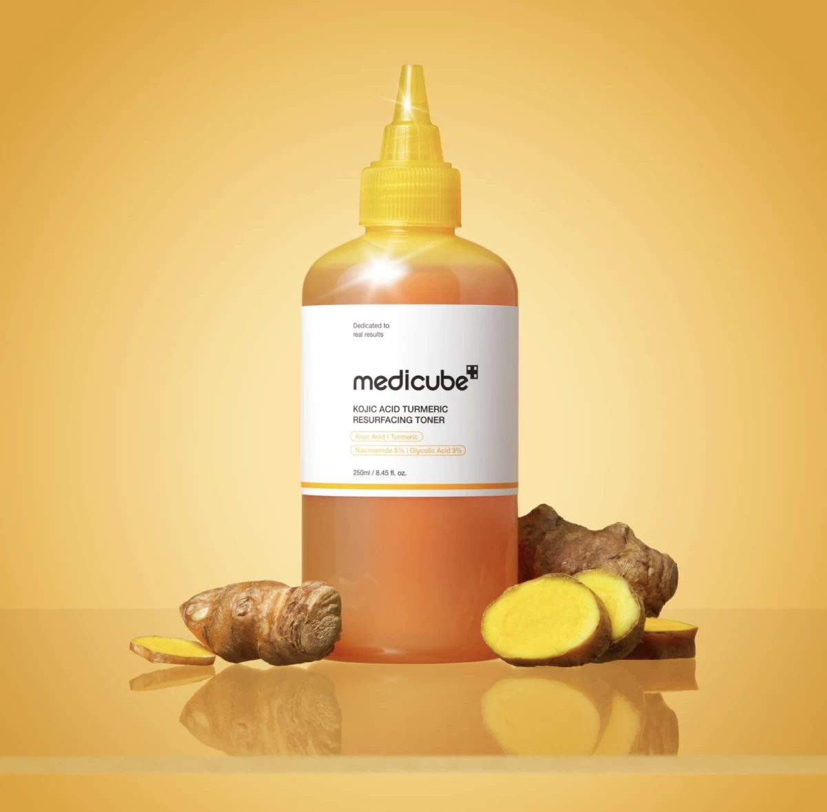 Отшелушивающий тоник с кислотами medicube Kojic Acid Turmeric Resurfacing Toner 250ml